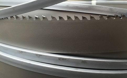 开封为何在切割硬度高的钛合金材料时需要将带锯条切削液的浓度加高？